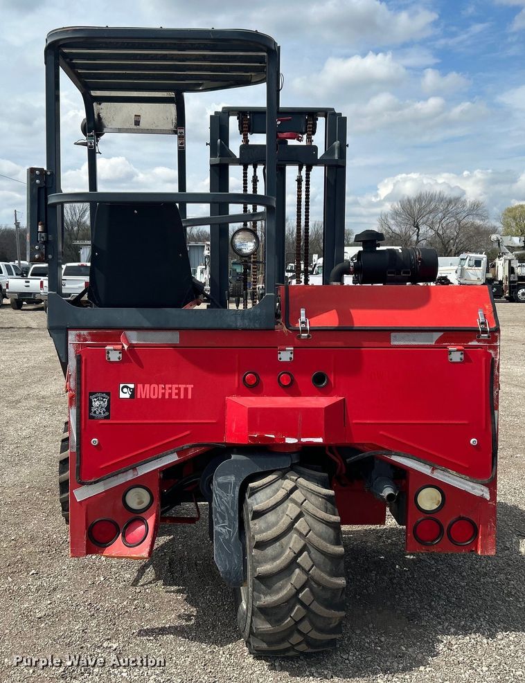 image for item EG1359 2004 Moffett M5500 forklift