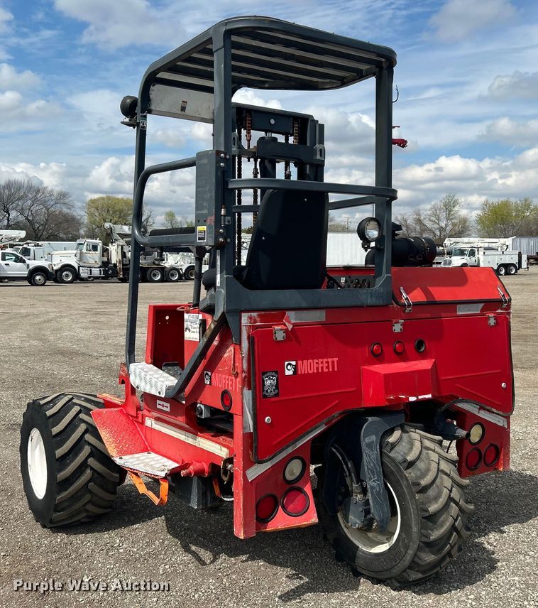 image for item EG1359 2004 Moffett M5500 forklift