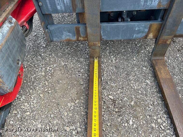 image for item EG1359 2004 Moffett M5500 forklift