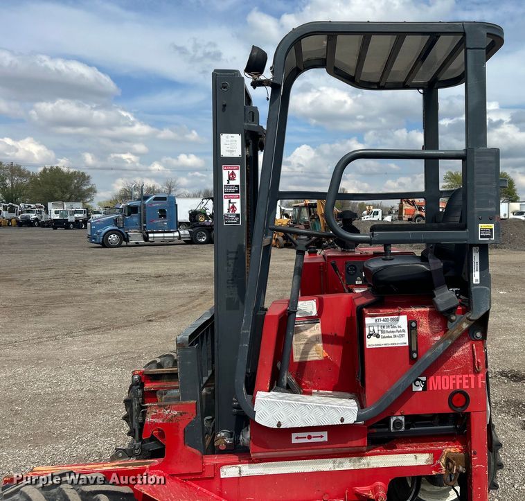 image for item EG1359 2004 Moffett M5500 forklift