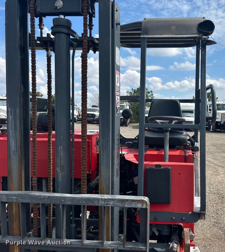 image for item EG1359 2004 Moffett M5500 forklift
