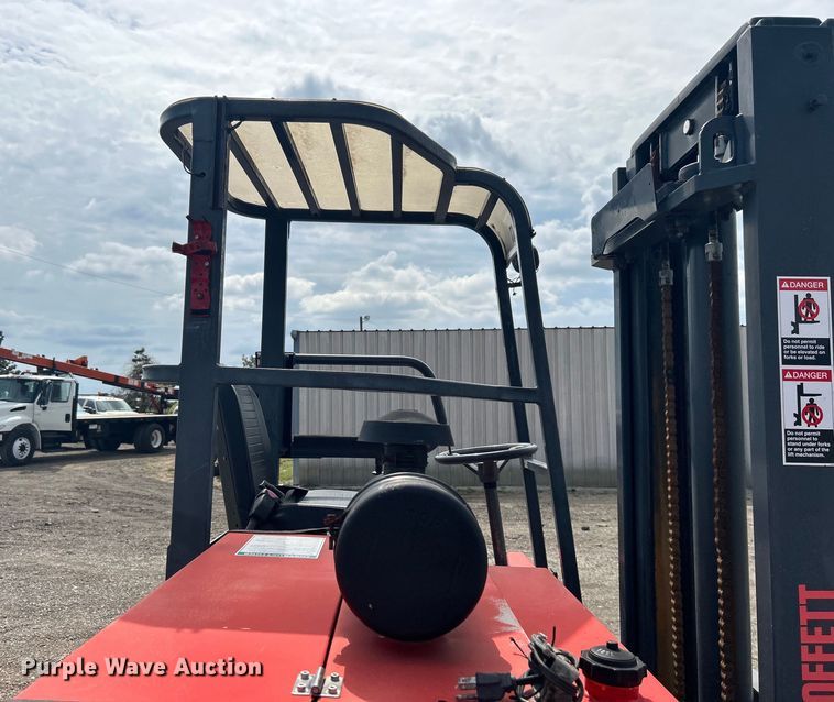 image for item EG1359 2004 Moffett M5500 forklift