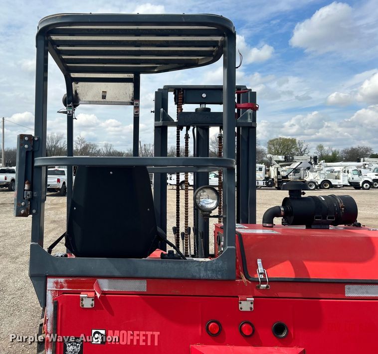 image for item EG1359 2004 Moffett M5500 forklift