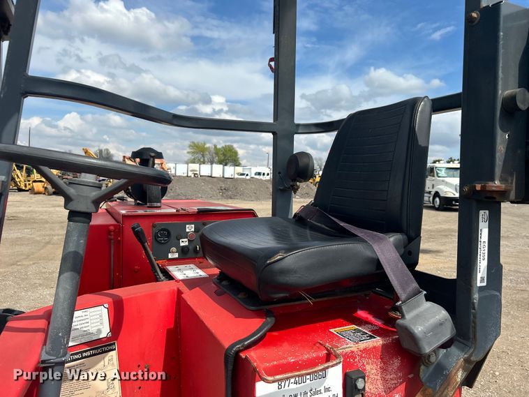 image for item EG1359 2004 Moffett M5500 forklift