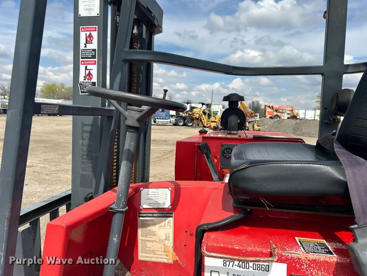 image for item EG1359 2004 Moffett M5500 forklift