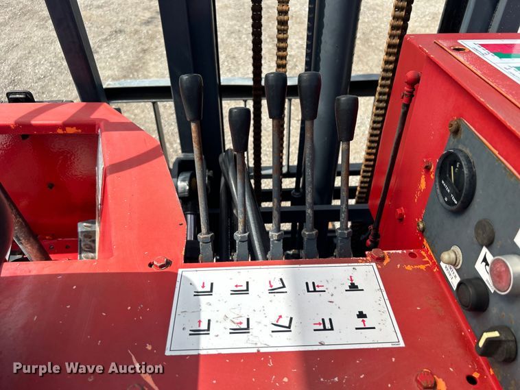 image for item EG1359 2004 Moffett M5500 forklift