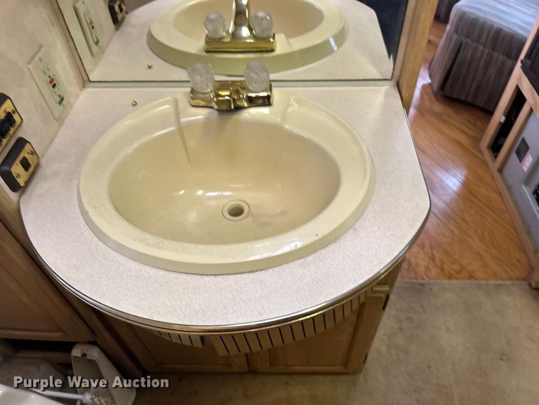 image for item EG1364 1994 Winnebago Vectra RV