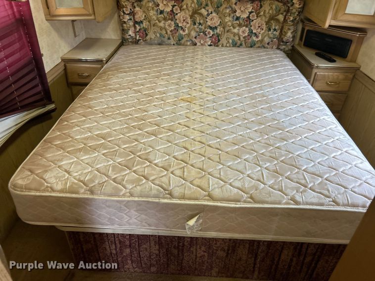 image for item EG1364 1994 Winnebago Vectra RV