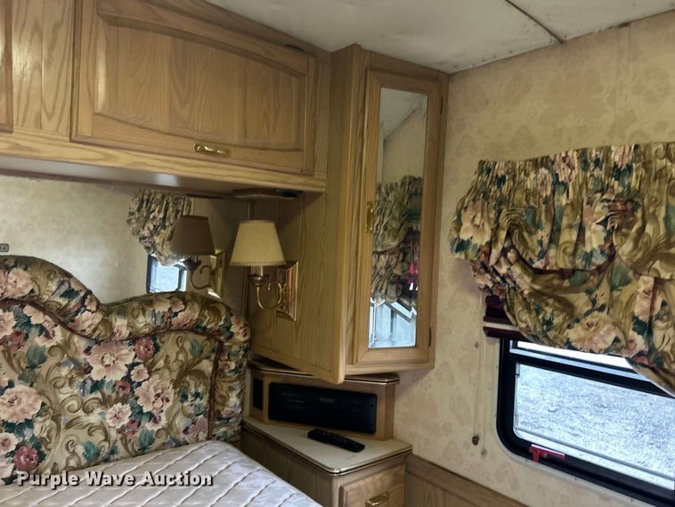 image for item EG1364 1994 Winnebago Vectra RV