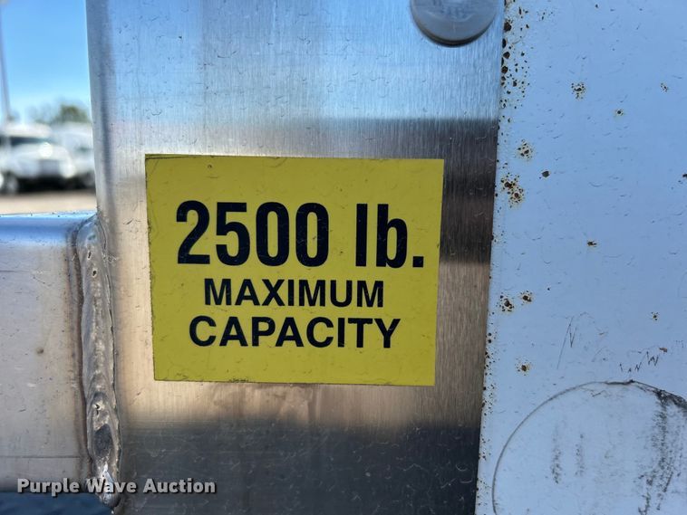 image for item EG1372 2016 Isuzu NPR box truck