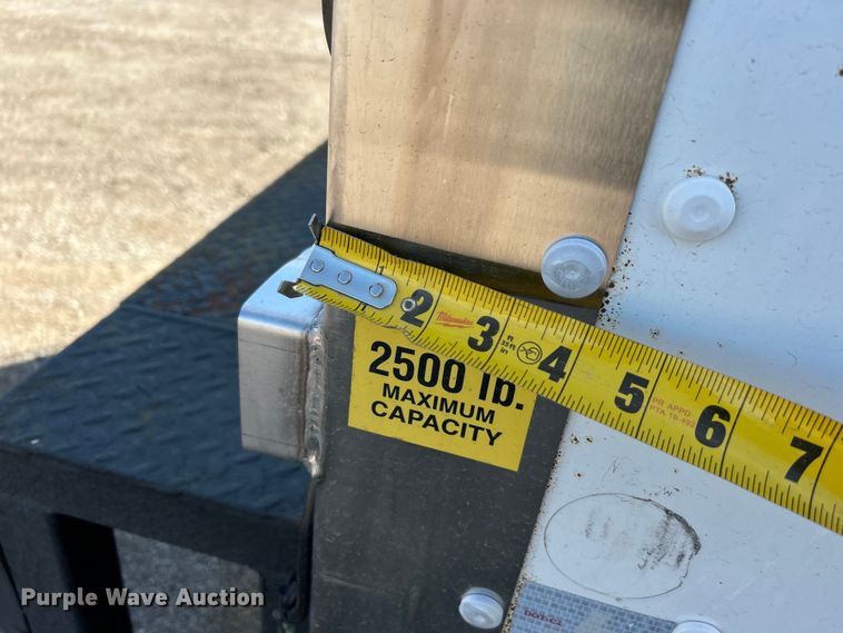 image for item EG1372 2016 Isuzu NPR box truck