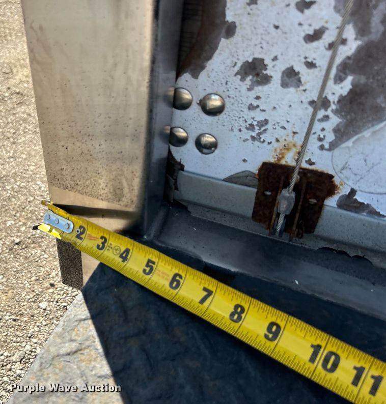 image for item EG1372 2016 Isuzu NPR box truck