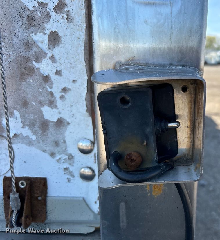 image for item EG1372 2016 Isuzu NPR box truck