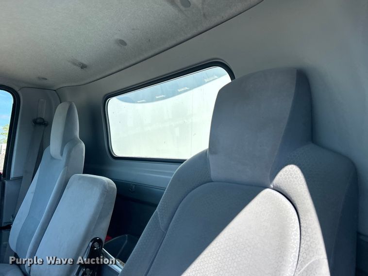 image for item EG1372 2016 Isuzu NPR box truck