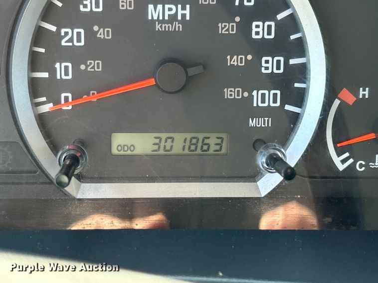 image for item EG1372 2016 Isuzu NPR box truck