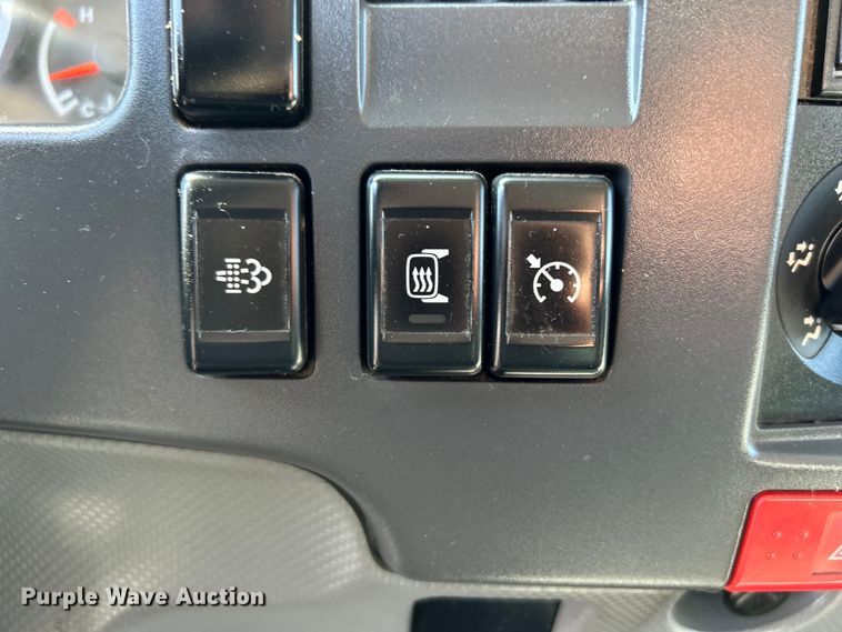 image for item EG1372 2016 Isuzu NPR box truck