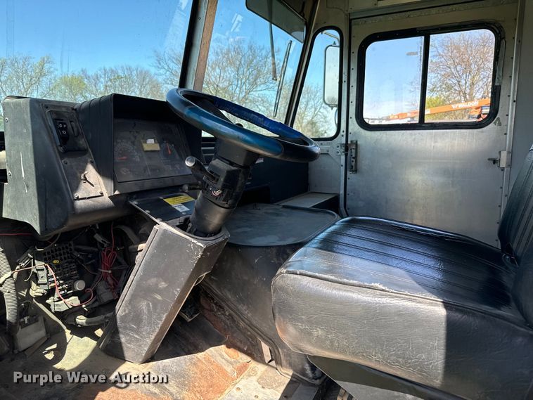 image for item EJ0363 1994 GMC food truck