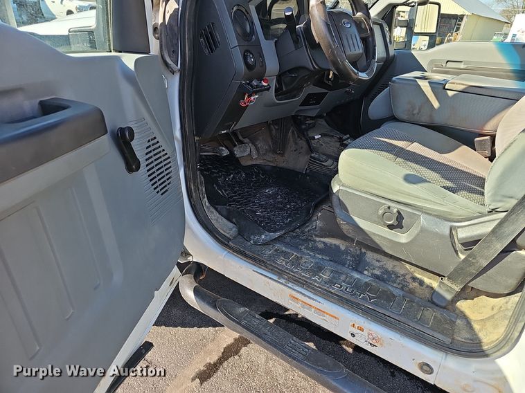 image for item EJ6162 2013 Ford  F550 Super Duty XL truck cab and chassis