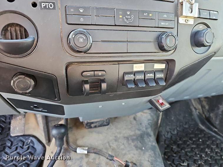 image for item EJ6162 2013 Ford  F550 Super Duty XL truck cab and chassis