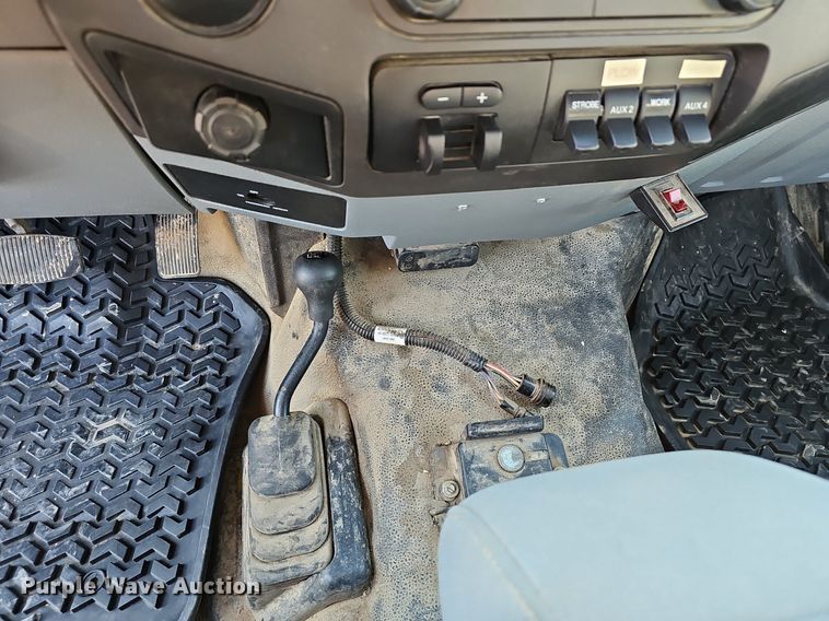 image for item EJ6162 2013 Ford  F550 Super Duty XL truck cab and chassis