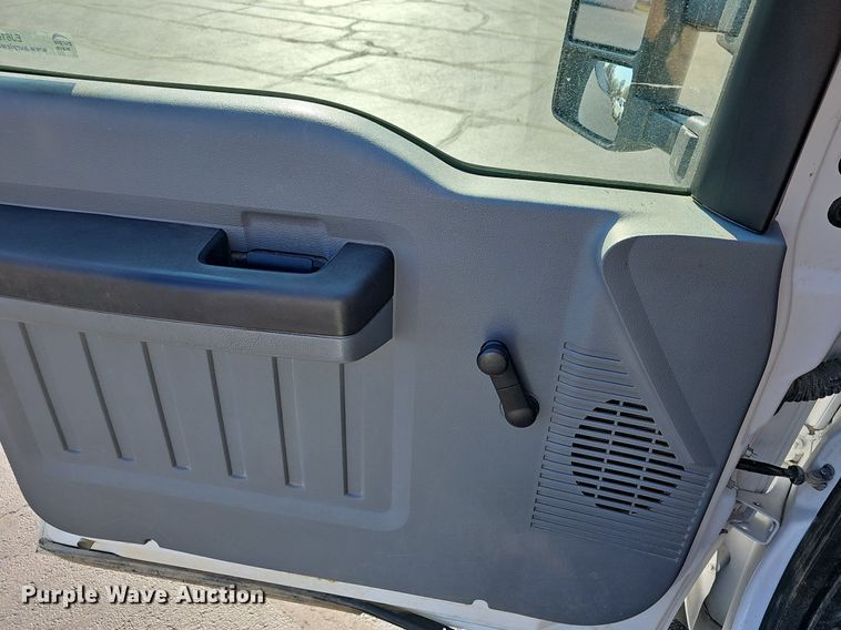 image for item EJ6162 2013 Ford  F550 Super Duty XL truck cab and chassis