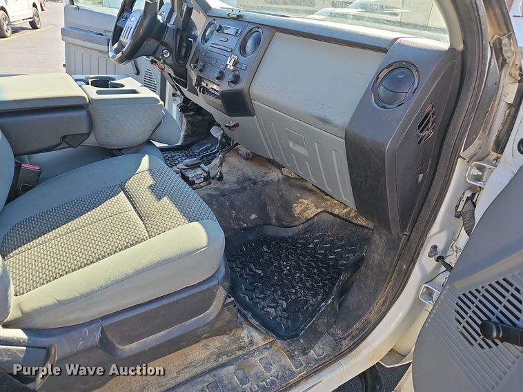 image for item EJ6162 2013 Ford  F550 Super Duty XL truck cab and chassis