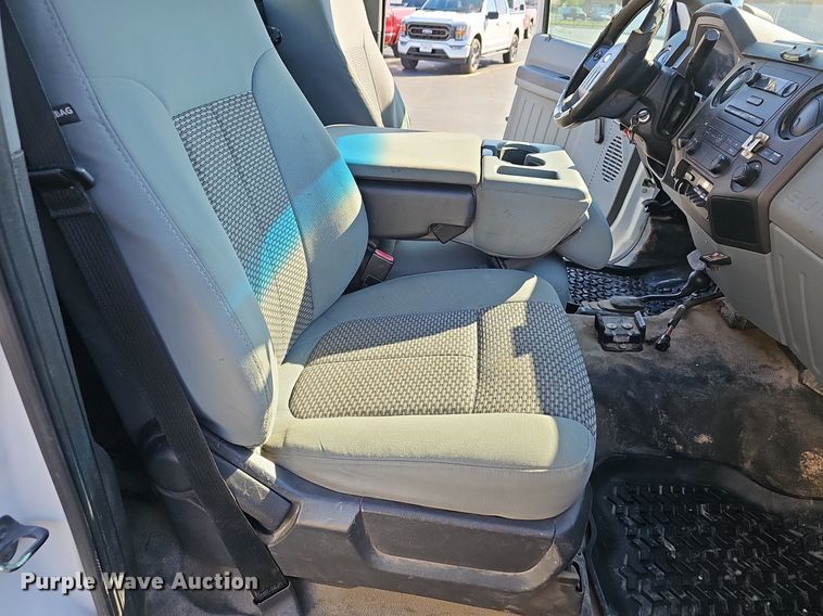 image for item EJ6162 2013 Ford  F550 Super Duty XL truck cab and chassis