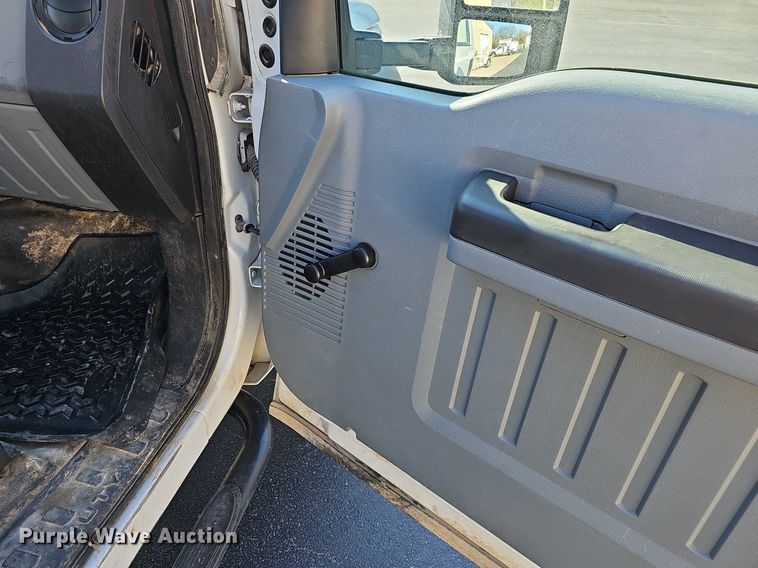 image for item EJ6162 2013 Ford  F550 Super Duty XL truck cab and chassis