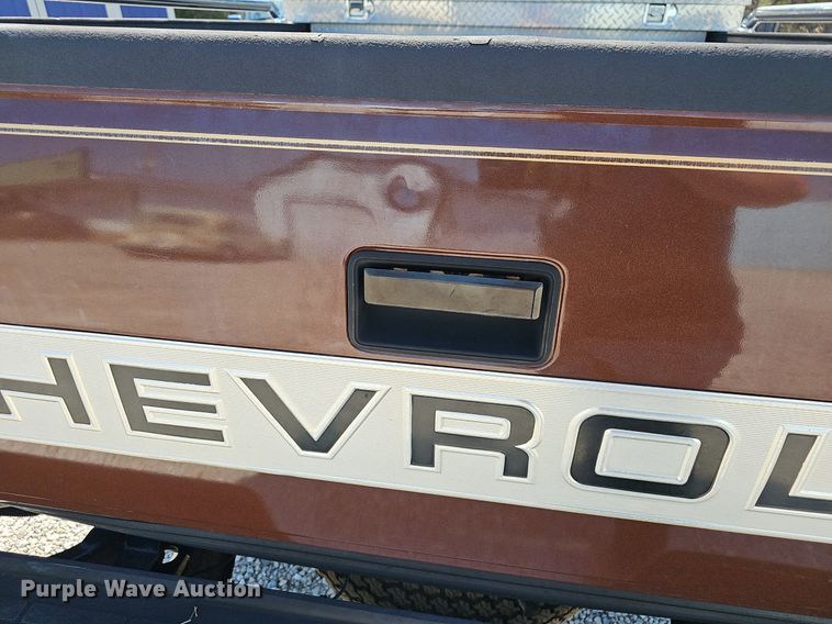 image for item EJ6171 1988 Chevrolet K1500 pickup truck