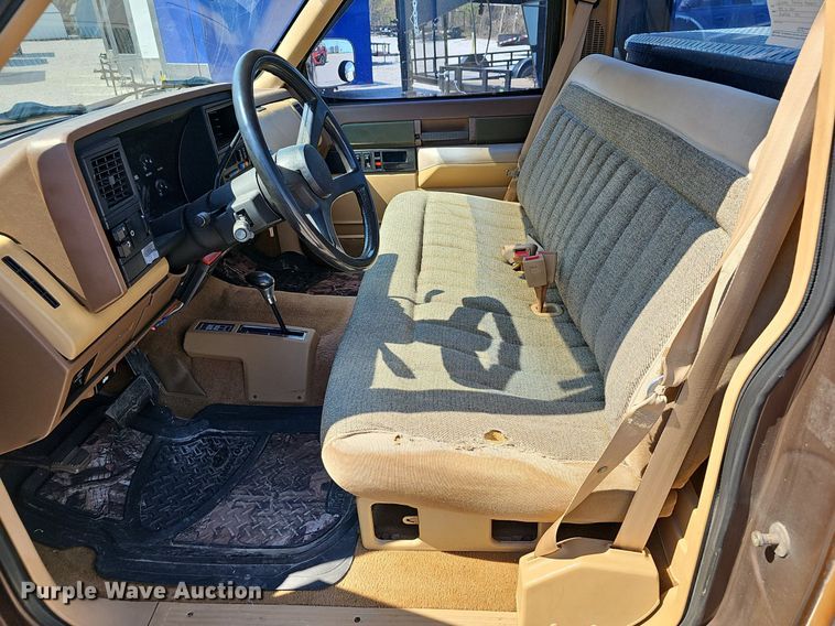 image for item EJ6171 1988 Chevrolet K1500 pickup truck