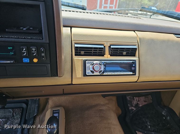 image for item EJ6171 1988 Chevrolet K1500 pickup truck