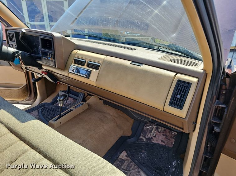 image for item EJ6171 1988 Chevrolet K1500 pickup truck