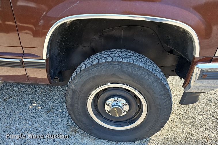 image for item EJ6171 1988 Chevrolet K1500 pickup truck