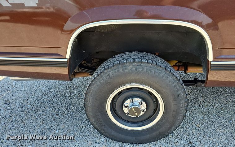 image for item EJ6171 1988 Chevrolet K1500 pickup truck