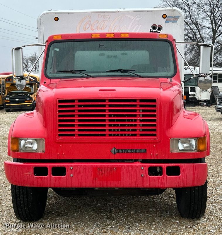 image for item EK4246 2000 International 4900 delivery truck