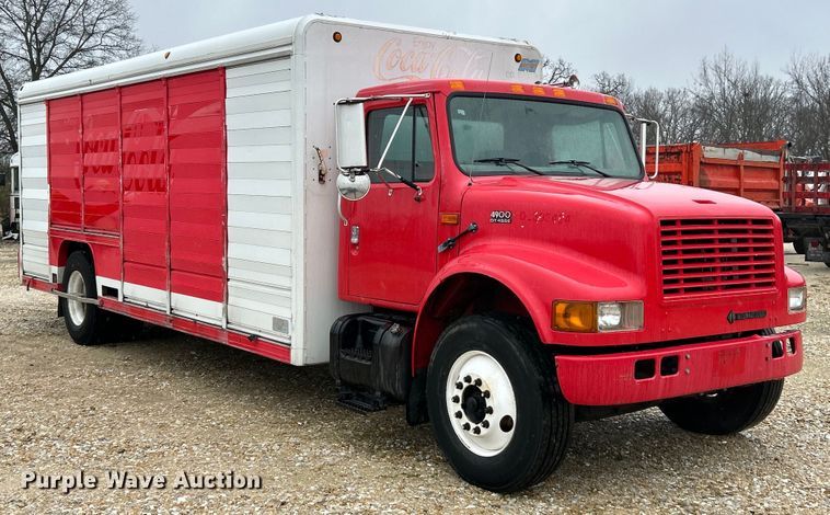 image for item EK4246 2000 International 4900 delivery truck