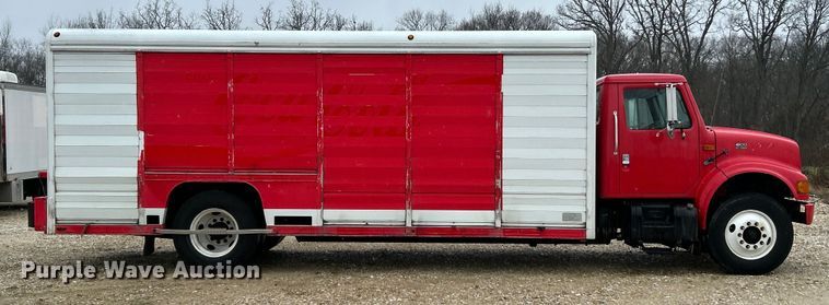 image for item EK4246 2000 International 4900 delivery truck