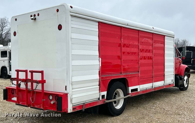 image for item EK4246 2000 International 4900 delivery truck