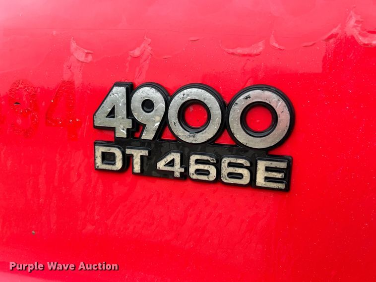 image for item EK4246 2000 International 4900 delivery truck