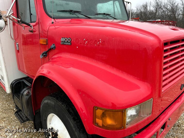 image for item EK4246 2000 International 4900 delivery truck