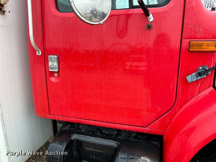 image for item EK4246 2000 International 4900 delivery truck