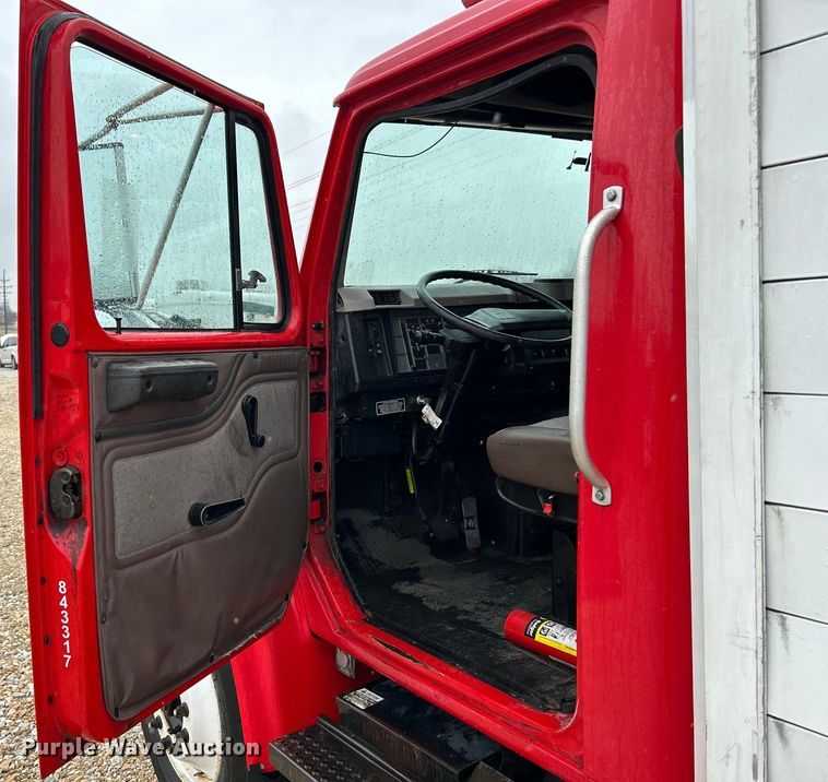 image for item EK4246 2000 International 4900 delivery truck