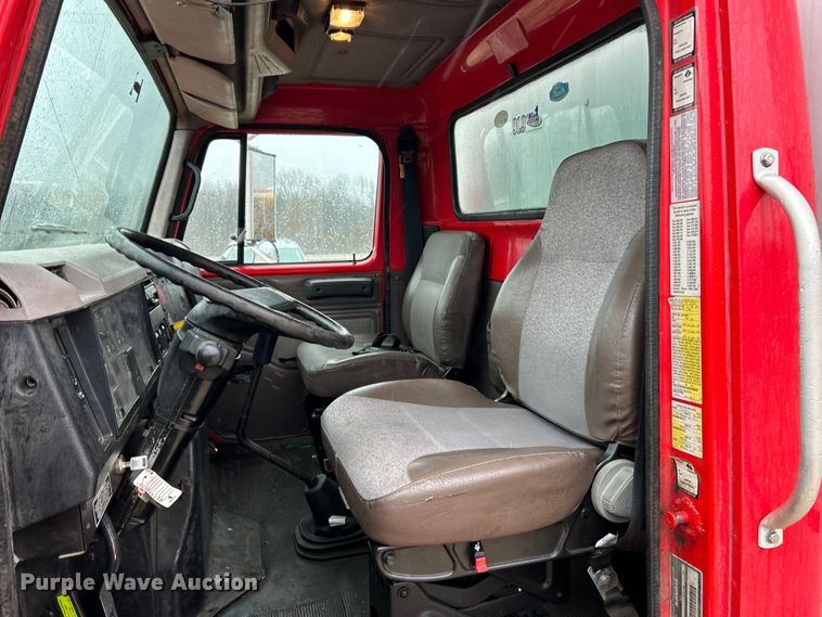 image for item EK4246 2000 International 4900 delivery truck