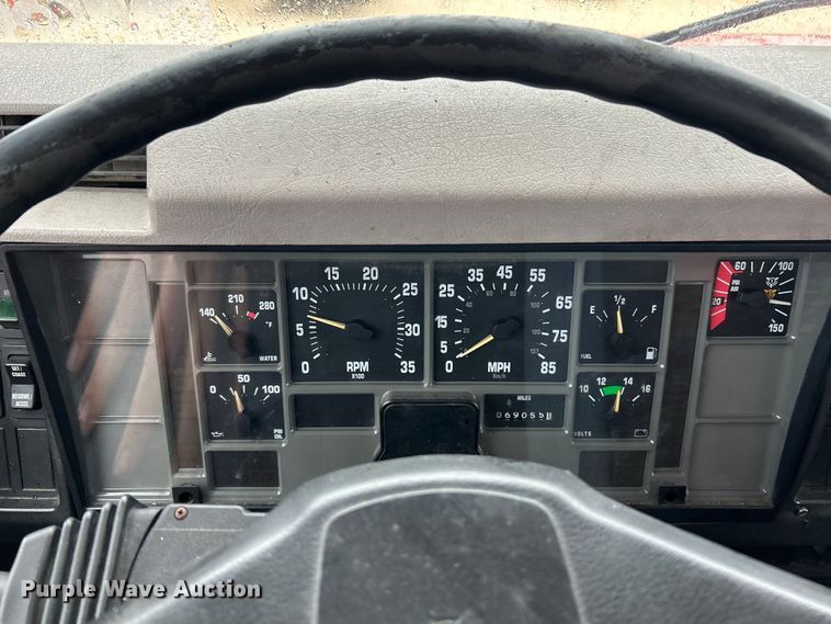 image for item EK4246 2000 International 4900 delivery truck