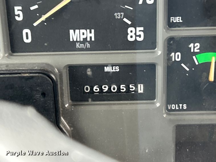 image for item EK4246 2000 International 4900 delivery truck