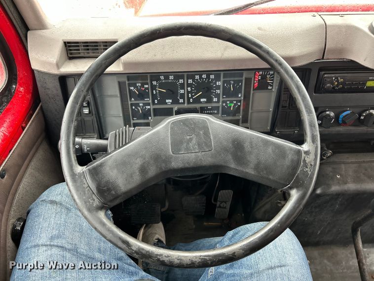 image for item EK4246 2000 International 4900 delivery truck