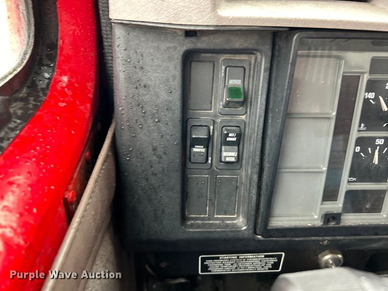 image for item EK4246 2000 International 4900 delivery truck