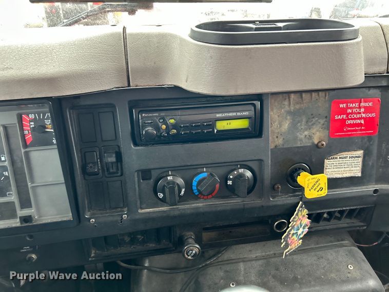 image for item EK4246 2000 International 4900 delivery truck