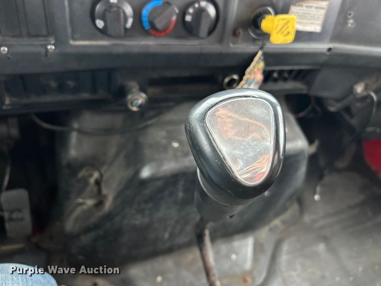 image for item EK4246 2000 International 4900 delivery truck