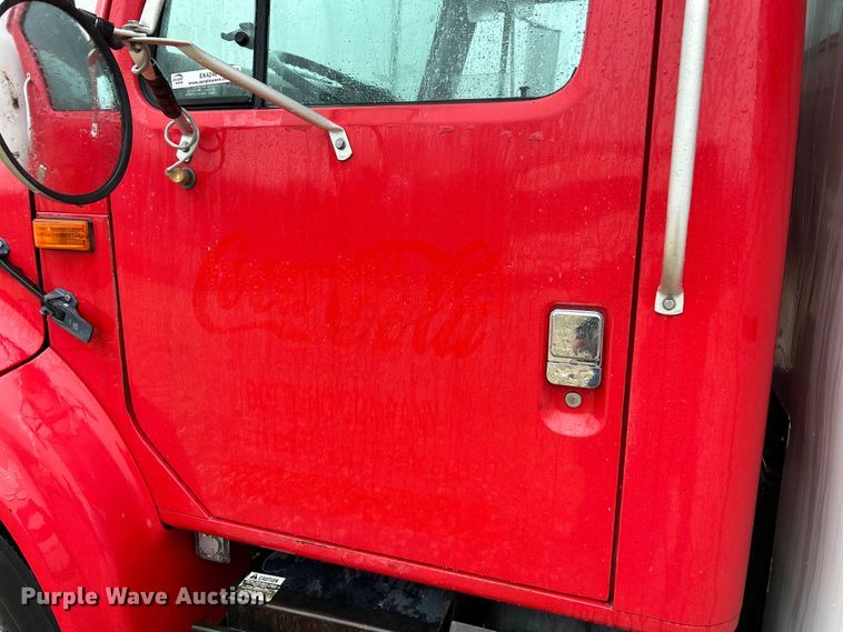 image for item EK4246 2000 International 4900 delivery truck